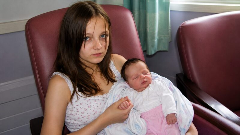 Moja córka miała zaledwie 14 lat, kiedy razem ze swoim chłopakiem powiedziała nam, że jest w ciąży — Mój mąż wskazał na drzwi i powiedział: „Wynoś się z mojego domu”… Ale zaledwie kilka godzin później jeden przerażający telefon uświadomił mu, że być może popełnił największy błąd w swoim życiu Moja córka miała zaledwie 14 lat, kiedy razem ze swoim chłopakiem powiedziała nam, że jest w ciąży — Mój mąż wskazał na drzwi i powiedział: „Wynoś się z mojego domu”… Ale zaledwie kilka godzin później jeden przerażający telefon uświadomił mu, że być może popełnił największy błąd w swoim życiu